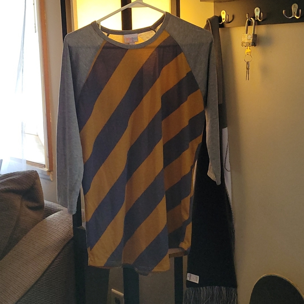 LulaRoe grey and yellow top!